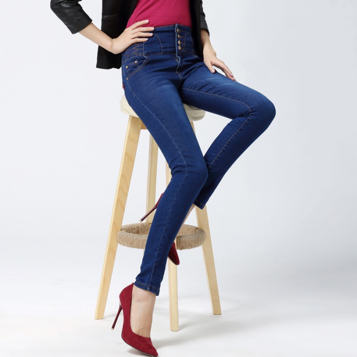 Как правильно носить женские классические прямые джинсы  с высокой посадкой?