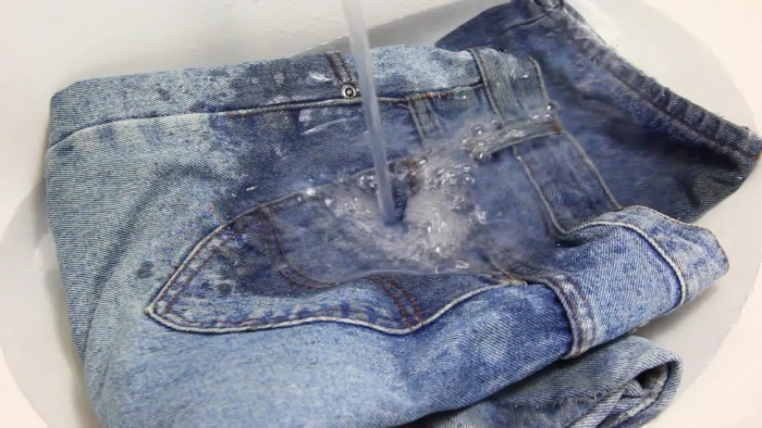 Чем отстирать машинное масло с джинсовой ткани