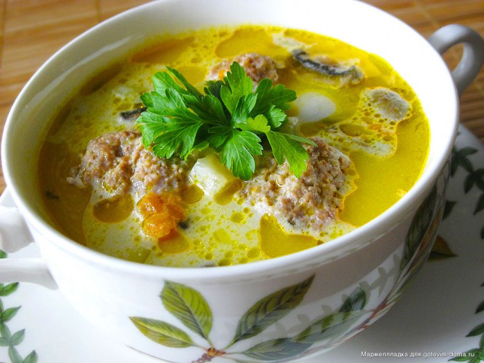 Куриный суп с клецками и салом