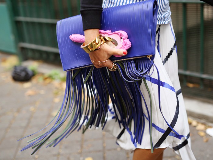 Модная сумка с бахромой: особенности образа со стильным аксессуаром